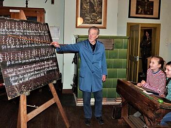 Günter Wild, der Initiator des Ködnitzer Dorfschulmuseums, ist immer noch mit Leib und Seele Lehrer.Werner Reißaus