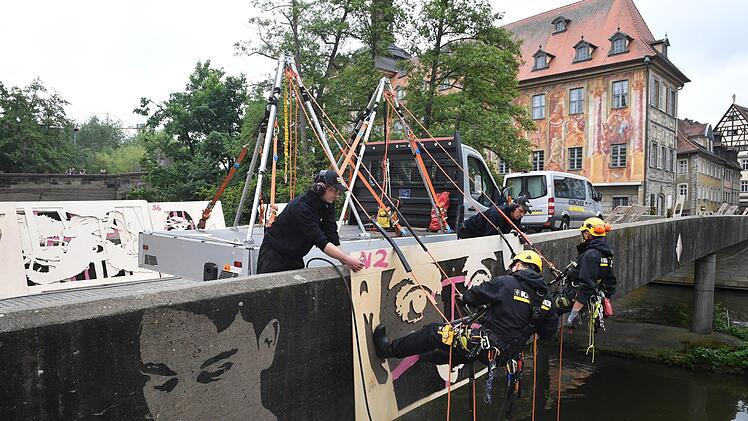 Durch die Kraft des Hochdruckreinigers l&ouml;st sich der Schmutz dort, wo die Schablone es zul&auml;sst.Ronald Rinklef