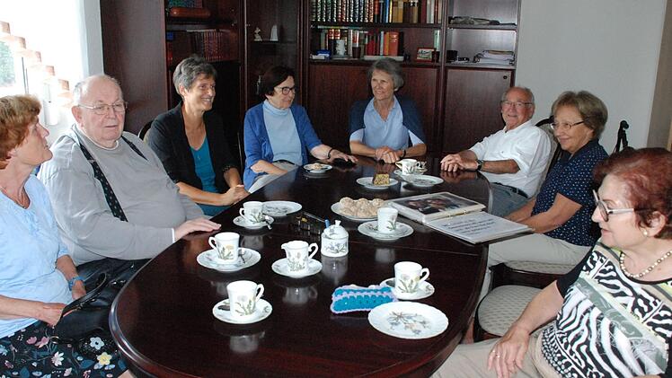 Gemütliche Kaffeerunde in der Gemeinschaftswohnung: Sozialpädagogin Johanna Thomack (dritte von links) ist Ansprechpartnerin und Moderatorin, falls es ein Problem zu besprechen gibt. Fotos: Christiane Lehmann