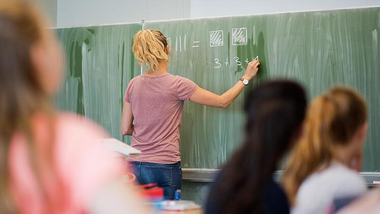 In insgesamt sechs Arbeitskreisen wurde festgelegt, wie sich der Landkreis Kulmbach engagieren möchte, um das Qualitätssiegel  "Bildungsregion Bayern" zu erhalten. Die Bewerbungsunterlagen wurden jetzt  übergeben. Symbolfoto: dpa, Archiv