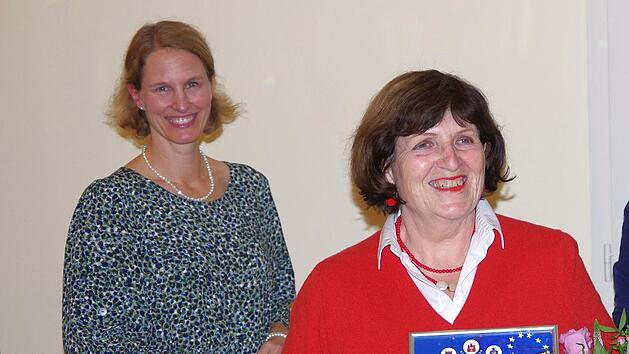 Die Pr&auml;sidentin des Partnerschaftskomitees Bad Kissingen, Maren Schmitt (links hinten), zeichnete Helena Scharf f&uuml;r ihr au&szlig;ergew&ouml;hnliches Engagement mit der Ehrenmitgliedschaft aus.