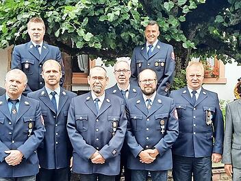 Unser Foto zeigt (von links): KBM Wolfgang Kenner, Staatssekretär Sandro Kirchner, Uwe Keßler (40 Jahre), Bürgermeister und 1. Kommandant Matthias Hauke (hinten stehend, 25 Jahre), Markus Ullrich (hinten stehend, 25) Torsten Müller (25), Hartmut M...