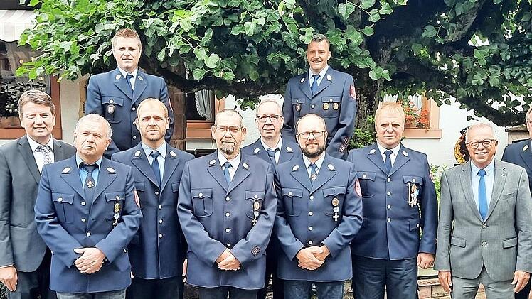 Unser Foto zeigt (von links): KBM Wolfgang Kenner, Staatssekretär Sandro Kirchner, Uwe Keßler (40 Jahre), Bürgermeister und 1. Kommandant Matthias Hauke (hinten stehend, 25 Jahre), Markus Ullrich (hinten stehend, 25) Torsten Müller (25), Hartmut M...
