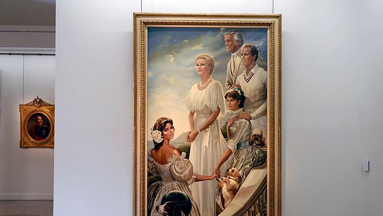 Wie im Himmel: Ein museales Porträt der monegassischen Fürstenfamilie von 1981 mit Gracia Patricia (Mitte), Rainier III. (hinten) und ihren Kindern Caroline (links), Stéphanie und Albert.