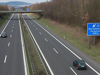 Zu laut ist die Autobahn geworden, seit sie über Coburg nach Suhl durchgängig befahrbar ist. Die Staffelsteiner Stadträte fordern nun eine Nachbesserung bei den Lärmschutzeinrichtungen - das sei man nicht nur den eigenen Bürgern, sondern auch den Kurgästen schuldig. Foto: Matthias Einwag