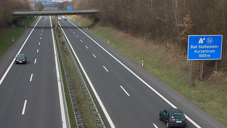 Zu laut ist die Autobahn geworden, seit sie über Coburg nach Suhl durchgängig befahrbar ist. Die Staffelsteiner Stadträte fordern nun eine Nachbesserung bei den Lärmschutzeinrichtungen - das sei man nicht nur den eigenen Bürgern, sondern auch den Kurgästen schuldig. Foto: Matthias Einwag