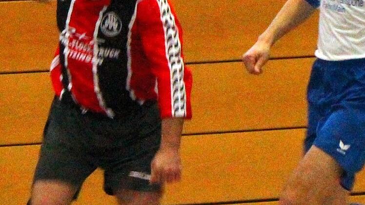 Martin Weidinger vom FC Fahr kommt zu spät, um den Schuss von Rudi Wenkheimer (SSV Kitzingen) zu blocken, der zur 1:0 Führung im Fahrer Kasten einschlägt. Foto: Thomas