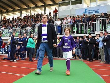 Bei den Zuschauern ist FCE-Vorsitzender Mathias Zeck schon da, wo er mit dem FC Eintracht Bamberg in der Regionalliga Bayern hinwill - ganz vorne. Fotos: sportpress