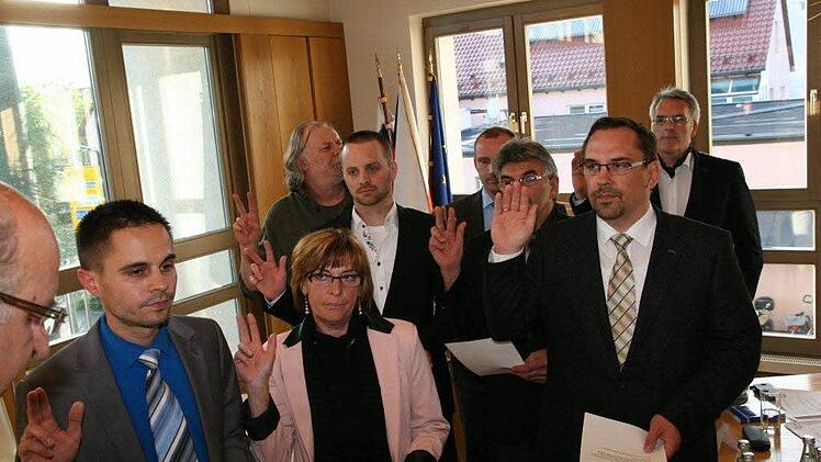 Die neuen Gemeinderäte werden vom Bürgermeister vereidigt. Foto: Werner Baier