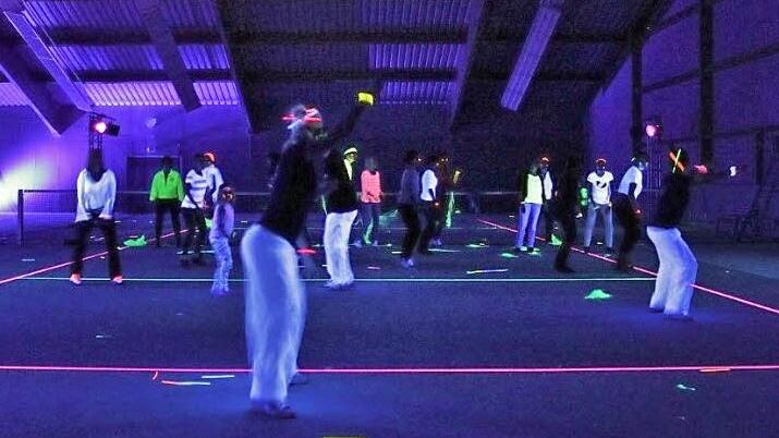 Bei der Blacklight-Tennis-Party leuchten die Bälle.  Foto: privat