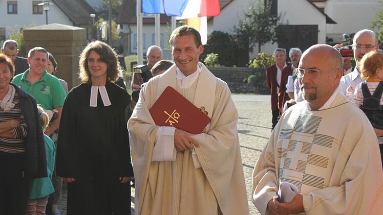 Pfarrerin Kerstin Kowalski, Pfarrer Marianus Schramm und Dekan Johannes Reinsch am Kircheneingang (v.l.) Foto: p