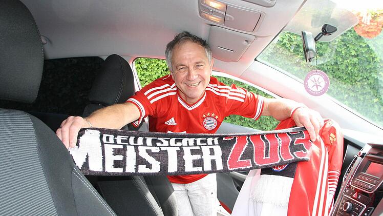FC-Bayern-Trikot überziehen, Fanartikel raus und ab ins Stadion: Hermann Dietrich gewann gestern die letzten beiden Karten für das Champions-League-Halbfinale und machte sich natürlich sofort auf den Weg nach München. Foto: Ralf Ruppert