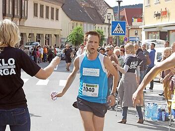 Bürgermeister Andreas Hügerich meisterte souverän den Halbmarathon. Vor seinem Amtssitz wurde er von den Helfern des ASC mit Getränken versorgt. Foto: Andreas Welz