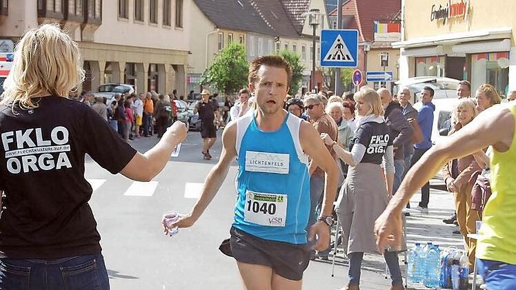 Bürgermeister Andreas Hügerich meisterte souverän den Halbmarathon. Vor seinem Amtssitz wurde er von den Helfern des ASC mit Getränken versorgt. Foto: Andreas Welz
