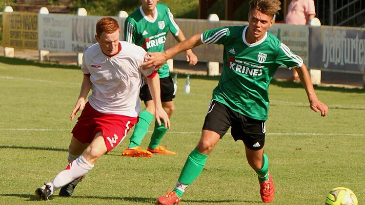 Lucas Wirth (rechts) hofft darauf, dass er nach seiner Verletzungspause zum Rückrundenstart gegen den TSV Großbardorf wieder für den FC Sand auflaufen kann.