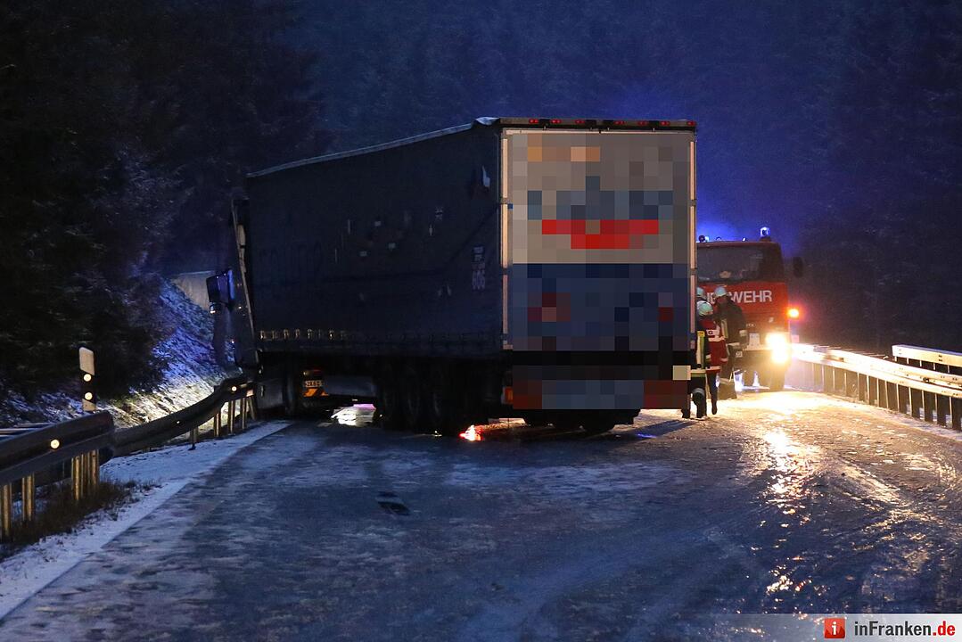 Drei Verletzte bei Unfall auf ploetzlich winterglatten Bundesstrasse
