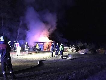 Die Feuerwehren bei den L&ouml;scharbeiten Foto: Feuerwehr Adelsdorf
