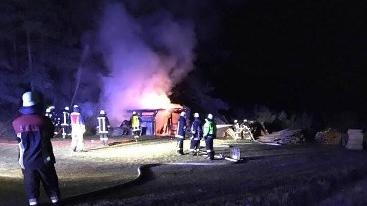 Die Feuerwehren bei den Löscharbeiten Foto: Feuerwehr Adelsdorf