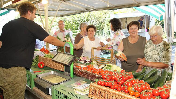 Er hat Marktleiter Klaus Köhler schon zugesagt: Michael Gröner (links) vom Gartenbaubetrieb Pressel wird am Samstag nach Grub am Forst kommen und wieder frisches Gemüse anbieten. Vier Tage später könnte bei einer Sondersitzung des Gemeinderates eine richtungsweisende Entscheidung zum Marktbetrieb fallen. Foto: Michael Stelzner