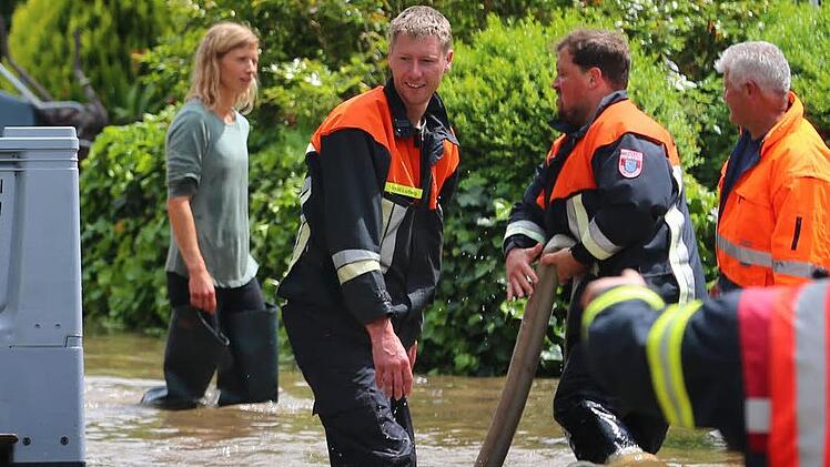 Mittwochnacht ist in einem Supermarkt in Rothenburg ob der Tauber das Rohr einer Sprenkleranlage geplatzt. Der Markt wurde überschwemmt. Symbolbild: Karl-Josef Hildenbrand/ dpa
