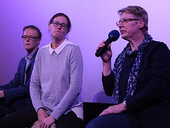 Nachdenkliche Momente gab es nicht nur im Film, sondern auch während der Podiumsdiskussion. Arzt und Filmemacher Axel Schmidt, Dipl.-Psychologin Nadine Behring sowie Sabine Feuerbach-Heim während einer eindringlichen Frage aus dem Publikum.Markus Häggberg
