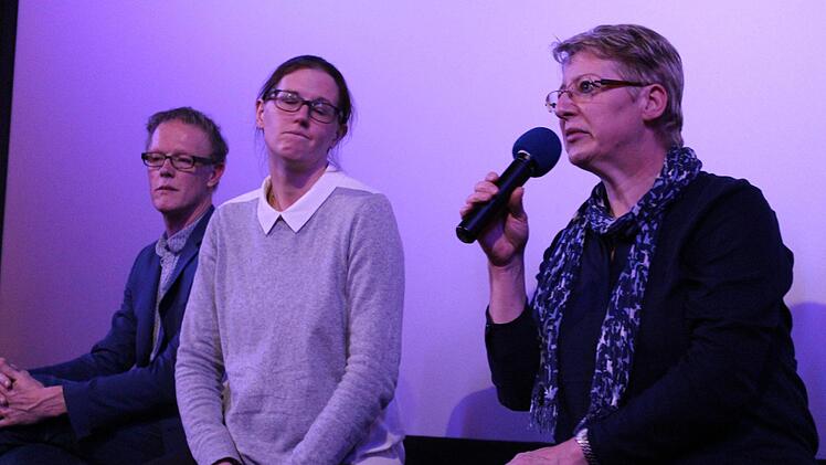 Nachdenkliche Momente gab es nicht nur im Film, sondern auch während der Podiumsdiskussion. Arzt und Filmemacher Axel Schmidt, Dipl.-Psychologin Nadine Behring sowie Sabine Feuerbach-Heim während einer eindringlichen Frage aus dem Publikum.Markus Häggberg