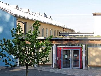 Seit sechs Jahrzehnten besteht das Gebäude der Grund- und Mittelschule auf dem Dercksenberg. Mit dem Erweiterungsbau kamen vor 20 Jahren die Turnhalle (rechts), die Aula und der Eingangsbereich dazu. Jetzt folgt ein zeitgemäßer Glasfaseranschluss. Fotos: Klaus Oelzner