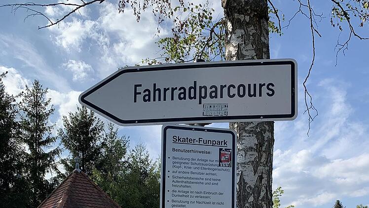 Verbotsschilder für den Skater-Funpark und der Hinweis, dass bei Einbruch der Dunkelheit die Anlage zu verlassen ist und eine Benutzung zur Nachtzeit nicht gestattet ist, nützen nichts. Eine Kameraüberwachung schlug fehl, weil die Kamera abmontiert worden war.Sonny Adam