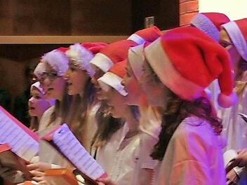 Die Kinder und Jugendlichen waren voller Begeisterung beim Weihnachtskonzert dabei. Fotos: Gabriela Ruyter