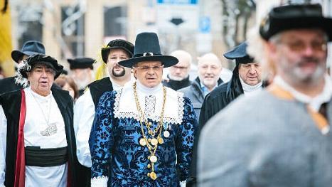 Historisch gewandet, vertrat der Bürgermeister seine Stadt nicht nur beim Melchior-Otto-Tag (2015).  Foto: Hendrik Steffens
