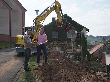 Spatenstich zum barrierefreien Zugang zum Josefsheim mit Bürgermeister  Jochen Vogel (rechts) und Bauleiter  Steffen Beck. Marion Eckert