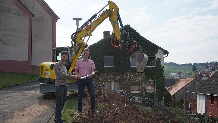 Spatenstich zum barrierefreien Zugang zum Josefsheim mit Bürgermeister  Jochen Vogel (rechts) und Bauleiter  Steffen Beck. Marion Eckert