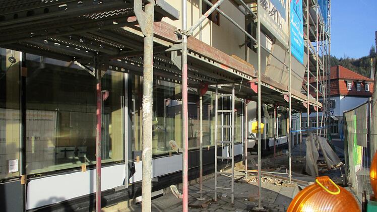 Im Erdgeschoss hinter der Glasfassade sind ein Gemeinschaftsraum, eine Küche und Räume für das Quartiermanagement geplant.