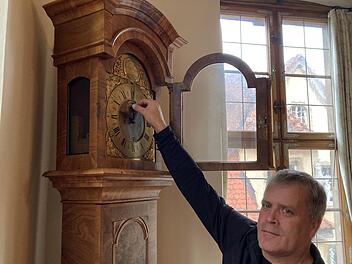 Einfach zurück drehen - das wäre schön, geht aber bei der historischen Uhr im Rathaus in Bad Kissingen nicht so einfach wie es hier Hausmeister Stefan Köth für unser Bild  bloß andeutet. Die alte Uhr läuft seit 2020 nicht mehr und muss durch einen...