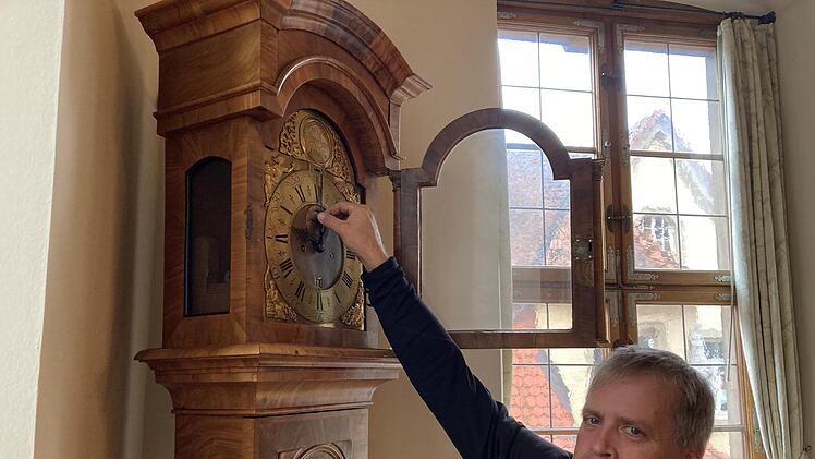 Einfach zurück drehen - das wäre schön, geht aber bei der historischen Uhr im Rathaus in Bad Kissingen nicht so einfach wie es hier Hausmeister Stefan Köth für unser Bild  bloß andeutet. Die alte Uhr läuft seit 2020 nicht mehr und muss durch einen...