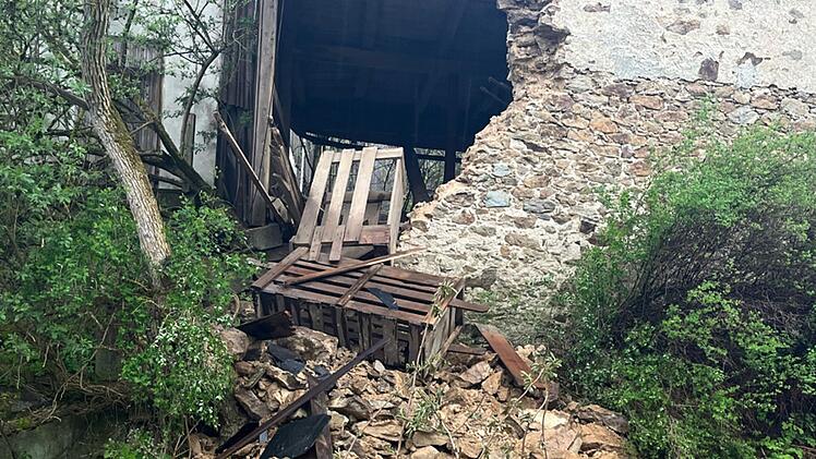 Altes Gebäude in Hof teilweise eingestürzt