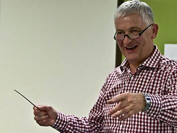 Seit 30 Jahren ist Norbert Luche Chefdirigent  des Musizierkreises. Fotos: Jochen Berger