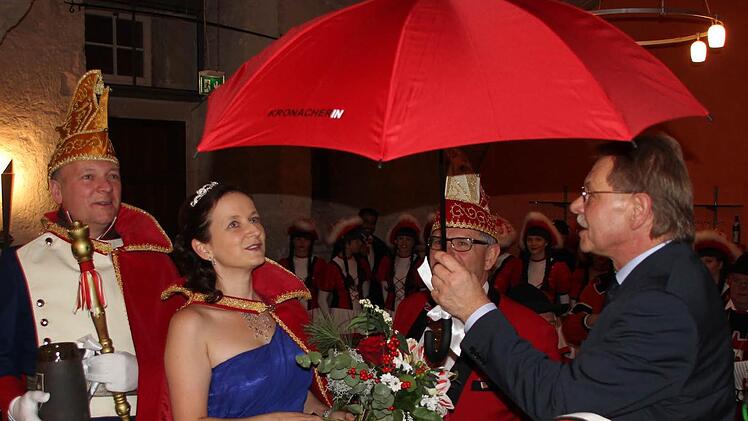 Schirmherr Wolfgang Beiergrößlein (rechts) hat einen Schirm für das neue Kronacher Prinzenpaar Udo I. und Silke II. Mit im Bild Kanzler Georg Löffler.  Foto: Friedwald Schedel