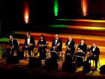 Das Ukulele Orchestra of Great Britain bei seinem Auftritt im Großen Saal des Regentenbaus.  Foto: Ahnert