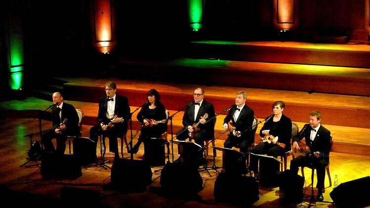 Das Ukulele Orchestra of Great Britain bei seinem Auftritt im Großen Saal des Regentenbaus.  Foto: Ahnert
