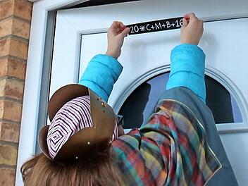 Melchior(Caterina) klebt die neuen Daten an die Tür. Foto: Johanna Blum