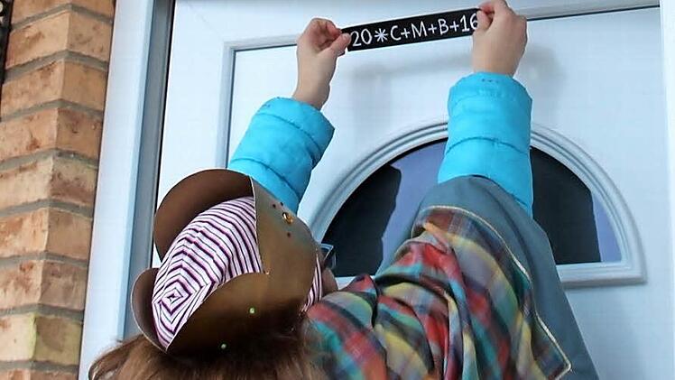 Melchior(Caterina) klebt die neuen Daten an die Tür. Foto: Johanna Blum