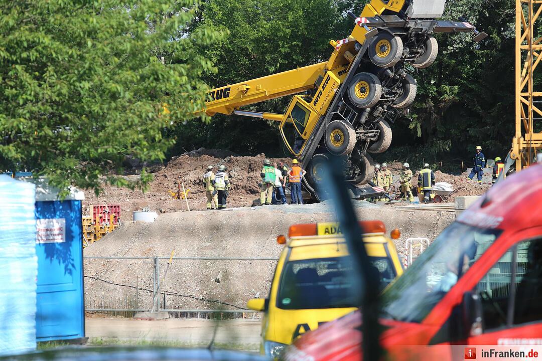 Autokran auf Baustelle in Bayreuth umgestürzt