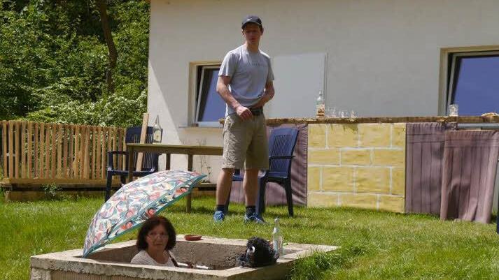 Ohne sie geht gar nichts - Birgit Brehl ist die Souffleuse für die Westernkomödie "Sallys Saloon". Stehend der junge Soldat "Frank" (Andreas Gleich), der für einige Überraschungen sorgt.  Foto: privat