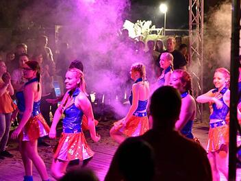 Mit ihren Tänzen begeisterte die Showtanzgruppe aus Heubach die zahlreichen Zuschauer bei der Mallorcaparty in Hofstetten.  Fotos: Gerold Snater