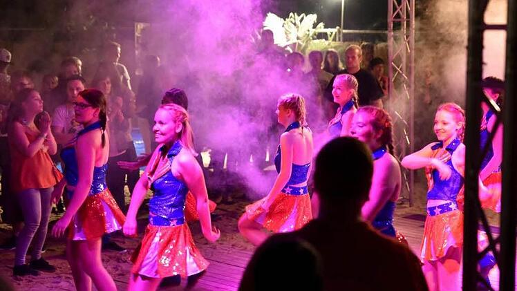 Mit ihren Tänzen begeisterte die Showtanzgruppe aus Heubach die zahlreichen Zuschauer bei der Mallorcaparty in Hofstetten.  Fotos: Gerold Snater