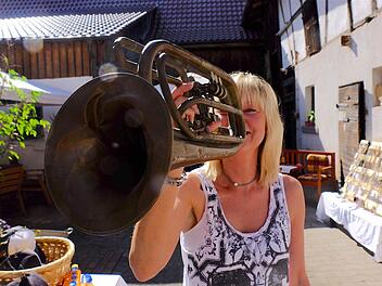 Kümmidame Ulrike Zeier bot ein altes Flügelhorn zum Kauf an. Fotos: Gerd Schaar