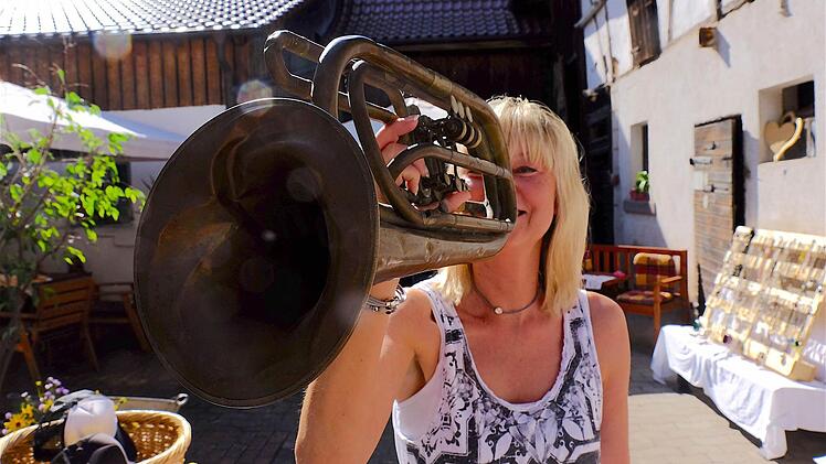 Kümmidame Ulrike Zeier bot ein altes Flügelhorn zum Kauf an. Fotos: Gerd Schaar