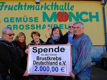 Bei der Übergabe: Kurt Müller (von links), Karin Bauer, Brigitte Meyerdierks, Sabine und Rainer Hegemann sowie Dieter Mönch. Foto: Gerd Schaar