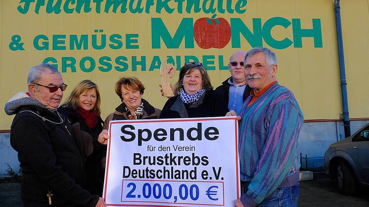 Bei der Übergabe: Kurt Müller (von links), Karin Bauer, Brigitte Meyerdierks, Sabine und Rainer Hegemann sowie Dieter Mönch. Foto: Gerd Schaar